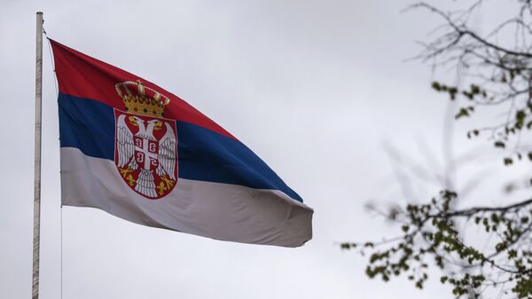 Государственный флаг в посольстве Республики Сербия в РФ в Москве - Sputnik Узбекистан