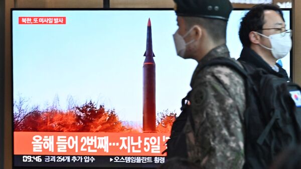 Телеэкран с новостью о запуске ракеты Северной Кореей, архивное фото - Sputnik Узбекистан