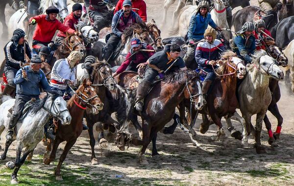Участники конной игры бузкаши, которая проходит в поселке Дангара.  - Sputnik Узбекистан