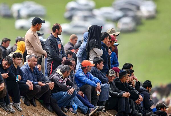 Зрители наблюдают за конным состязанием. - Sputnik Узбекистан