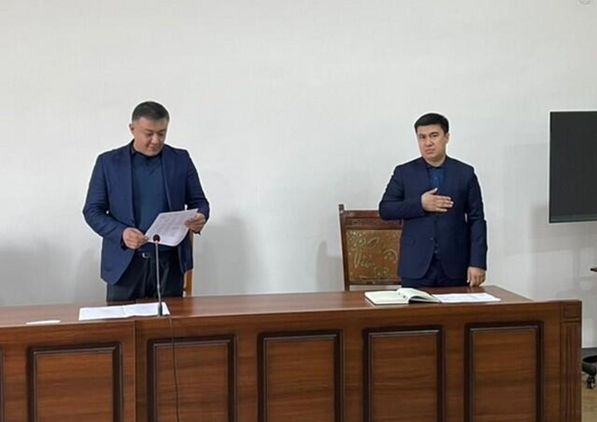 Новый прокурор Джизака Музаффар Маматов (справа) - Sputnik Узбекистан, 1920, 27.03.2022