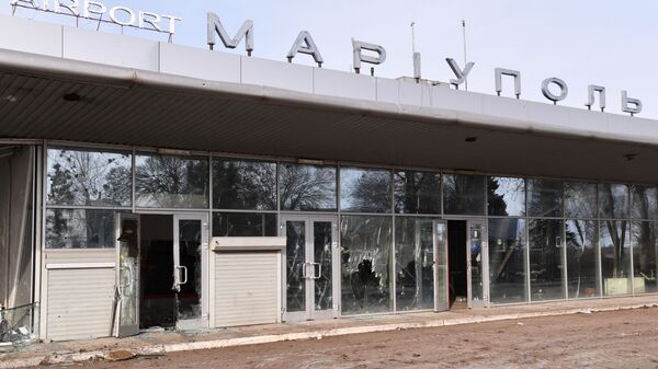 Здание терминала аэропорта Мариуполя, освобожденного бойцами Народной милиции ДНР и российскими военнослужащими - Sputnik Ўзбекистон