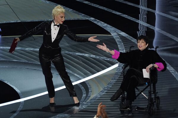 Леди Гага (слева) и Лайза Миннелли получают награду за лучший фильм. - Sputnik Узбекистан