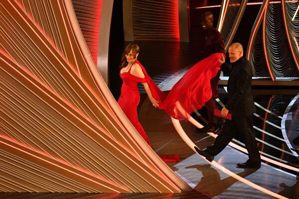 Американская актриса Рози Перес (справа) и американский актер Вуди Харрельсон выходят со сцены. - Sputnik Узбекистан