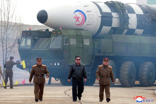Власти Северной Кореи подтвердили, что 24 марта с ее территории была запущена межконтинентальная баллистическая ракета (МБР) &quot;Хвасон-17&quot;. На фото — лидер КНДР Ким Чен Ын на фоне новой ракеты. - Sputnik Узбекистан