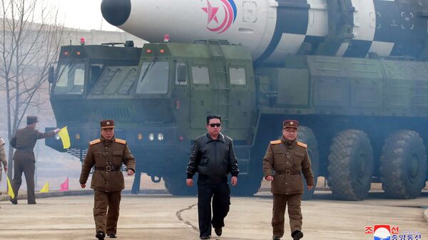 Лидер КНДР Ким Чен Ын рядом с межконтинентальной баллистической ракетой нового типа - Sputnik Ўзбекистон