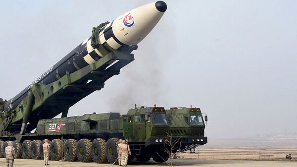 Межконтинентальная баллистическая ракета (МБР) нового типа «Хвасонпхо-17» в КНДР - Sputnik Ўзбекистон