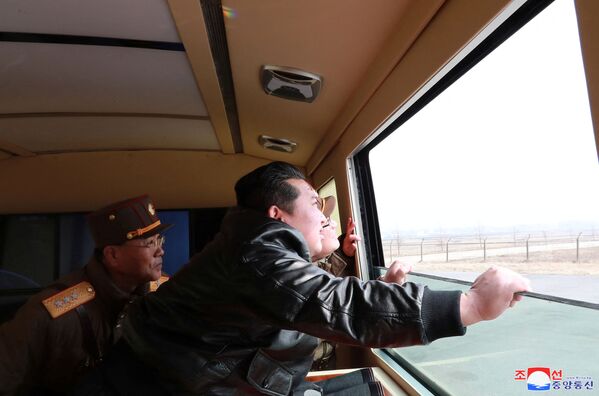 Северокорейский лидер Ким Чен Ын наблюдает за запуском МБР. - Sputnik Узбекистан