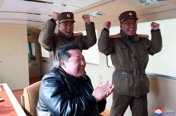 Реакция Ким Чен Ына на запуск МБР. - Sputnik Узбекистан
