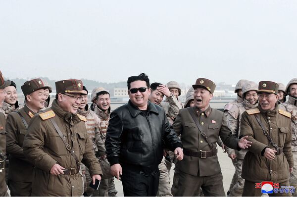 Ким Чен Ын прогуливается в сопровождении военнослужащих по объекту, с которого была запущена МБР. - Sputnik Узбекистан