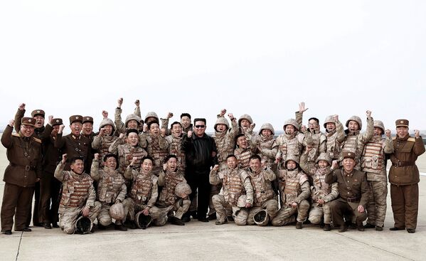 Ким Чен Ын позирует с северокорейскими военнослужащими, участвовавшими в испытательном пуске МБР. - Sputnik Узбекистан