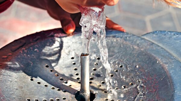 Девушка пьет холодную воду из питьевого фонтанчика - Sputnik Ўзбекистон