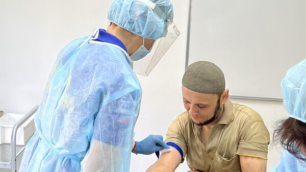 Трудовые мигранты проходят медицинский осмотр в Ташкенте - Sputnik Узбекистан