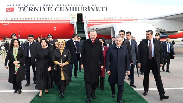 Президент Турции Реджеп Тайип Эрдоган вместе с супругой прибыл в Узбекистан с официальным визитом. - Sputnik Ўзбекистон