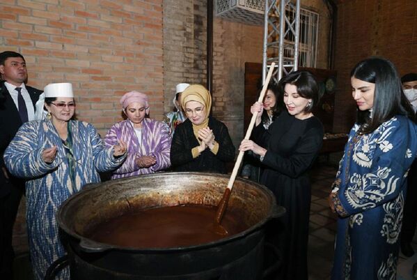 Первые леди Узбекистана и Турции Зироат Мирзиёева и Эмине Эрдоган готовят сумаляк, март 2022 года.  - Sputnik Узбекистан