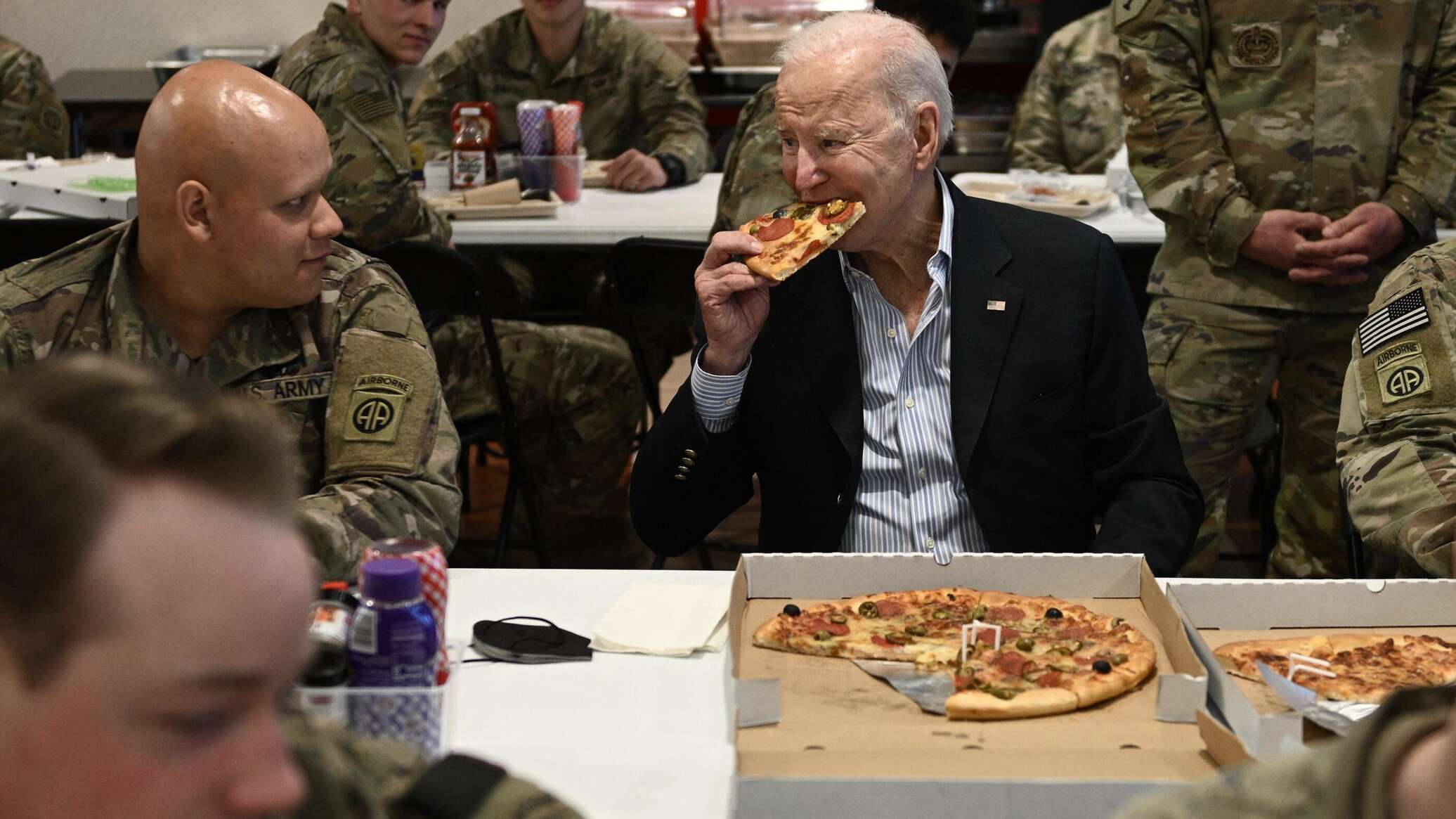 Заходит байден в бар. Байден пицца. Funny pictures President. Байден перфокарта Мем.