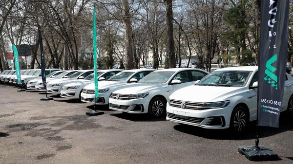 Госкомэкологии приобрел 10 электромобилей - Sputnik Узбекистан