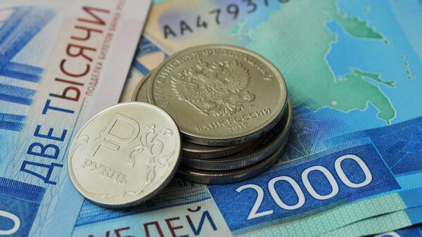 Монета номиналом 1 рубль и банкноты номиналом 2000 рублей. - Sputnik Узбекистан