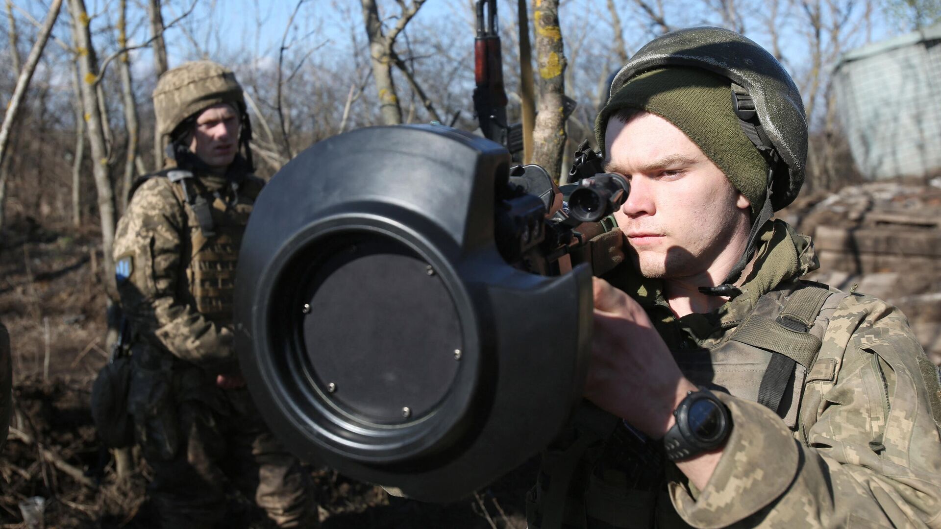 Servicemen of Ukrainian Military Forces on the front-line with Russia-backed separatists near Novognativka village, Donetsk region, examine a Swedish-British portable anti-tank guided missile NLAW that was transferred to the units as part of Britain's military-technical assistance, on February 21, 2022. (Photo by Anatolii STEPANOV / AFP) - Sputnik O‘zbekiston, 1920, 31.03.2022