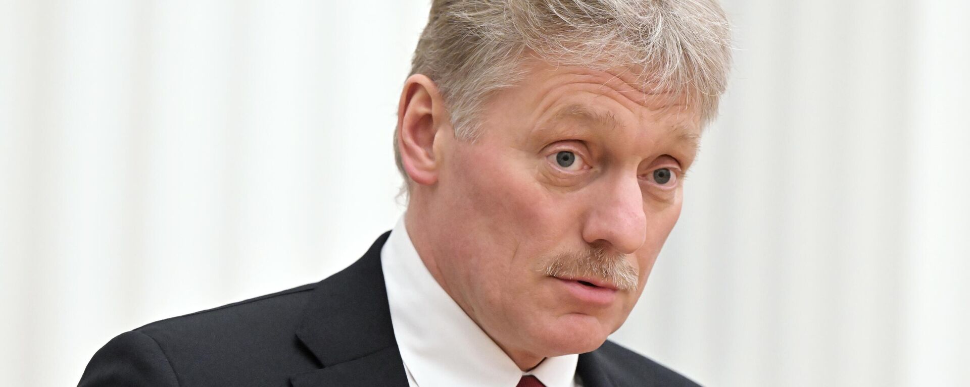 Заместитель руководителя администрации президента РФ, пресс-секретарь президента РФ Дмитрий Песков перед началом пресс-конференции президента РФ Владимира Путина и президента Белоруссии Александра Лукашенко по итогам переговоров в Москве. - Sputnik Ўзбекистон, 1920, 16.07.2025