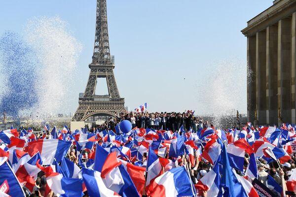 Митинг перед президентскими выборами на площади Трокадеро в Париже. - Sputnik Узбекистан