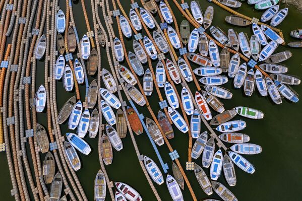 Лодки на Ямуне в Праяградже, Индия. В Индии эту реку считают священной. - Sputnik Узбекистан