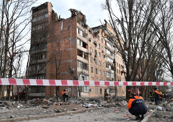 Последствия попадания снаряда ВСУ в жилой дом в Донецке - Sputnik Узбекистан