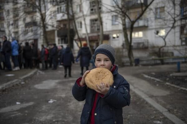 Ребенок с хлебом во время раздачи гуманитарной помощи жителям города, которую организовало отделение &quot;Донбасс&quot; мотоклуба &quot;Ночные волки&quot; в Рубежном.  - Sputnik Узбекистан