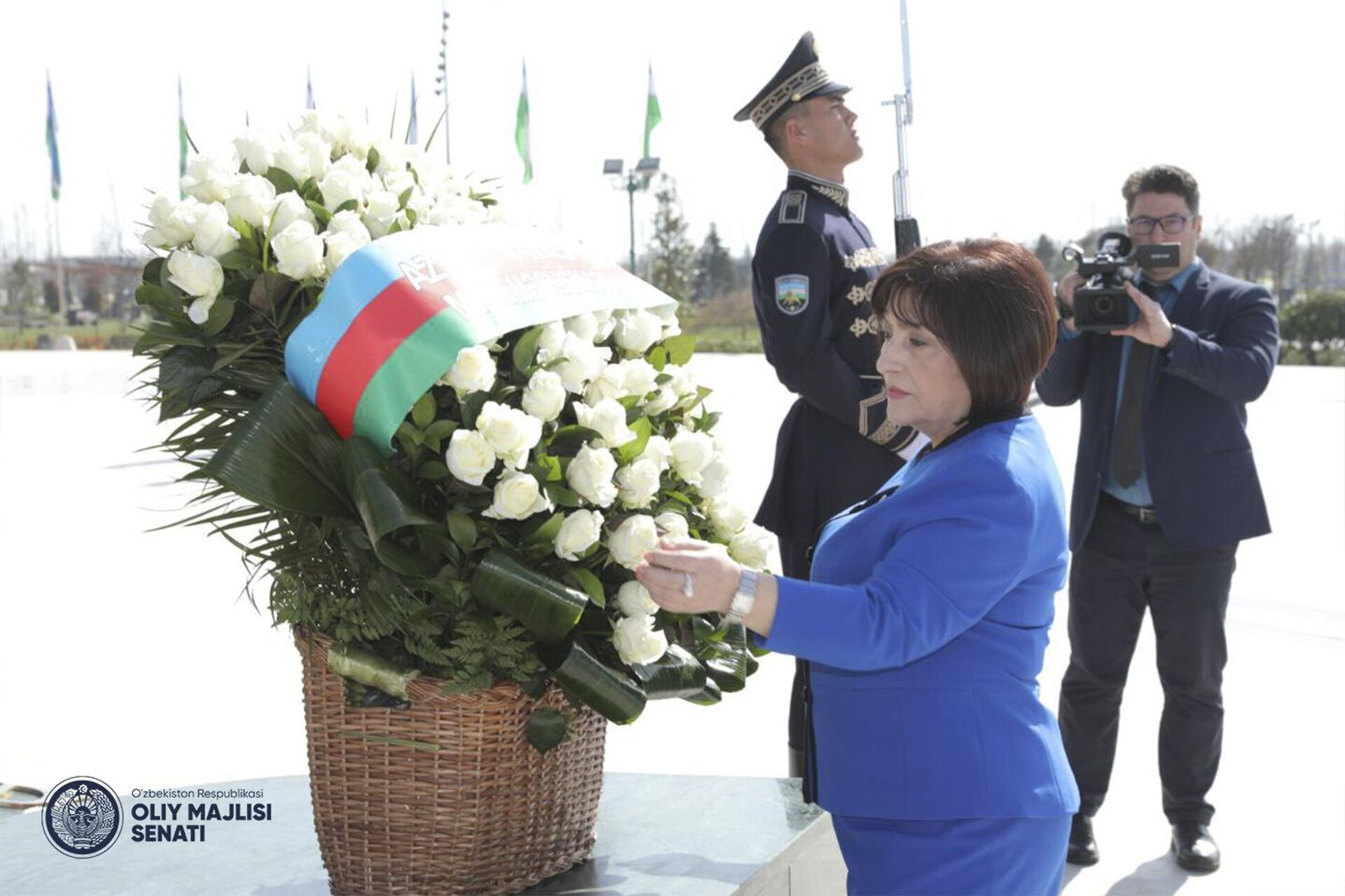 Сахиба Гафарова возложила цветы к подножию монумента Независимости в парке Янги Узбекистон - Sputnik Узбекистан, 1920, 02.04.2022