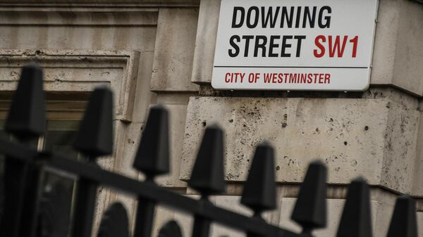 Табличка на улице Даунинг стрит в Лондоне. - Sputnik Ўзбекистон