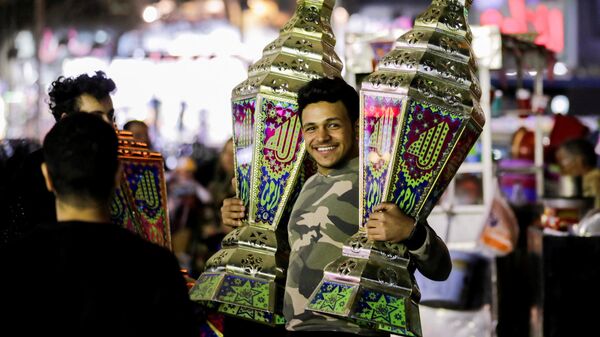 Мужчина несет традиционные фонари Фанус в преддверии священного месяца Рамадан в Каире, Египет - Sputnik Ўзбекистон