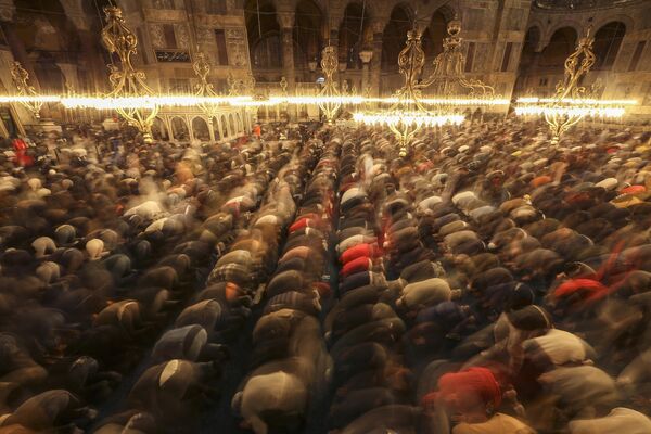 Верующие во время молитвы &quot;таравих намаз&quot; в мечети Айя-Софии в Стамбуле, Турция. - Sputnik Узбекистан
