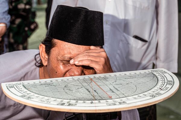 Мужчина следит за положением луны, чтобы отметить начало лунного месяца Рамадан. - Sputnik Узбекистан