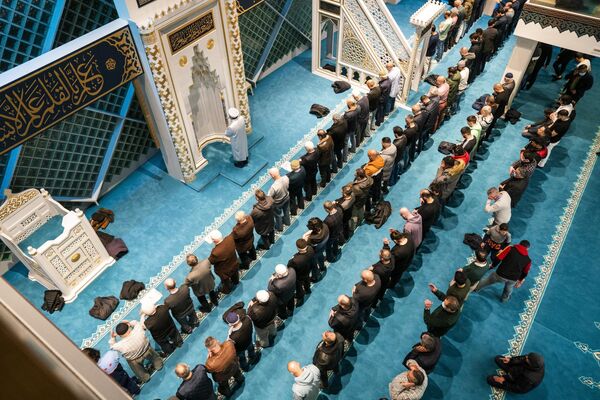 Первая молитва &quot;таравих намаз&quot; месяца Рамадан в Утрехте, Голландия.  - Sputnik Узбекистан