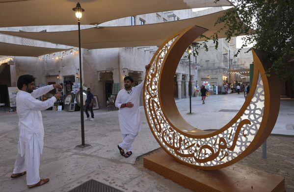 Декорация полумесяца, знаменующая начало священного месяца Рамадан в Дубай, ОАЭ. - Sputnik Узбекистан