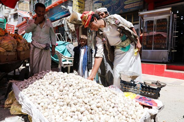 Продавец чеснока ждет покупателей в преддверии начала поста, Йемен. - Sputnik Узбекистан