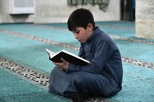Сирийский мальчик читает Коран. Провинция Алеппо, Сирия.  - Sputnik Узбекистан