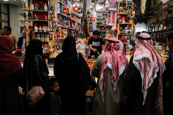 Покупатели в магазине готовятся к началу священного месяца Рамадан, Мосул, Ирак.  - Sputnik Узбекистан