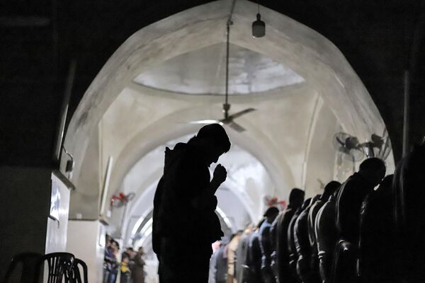 Первая молитва &quot;таравих намаз&quot; в сирийской провинции Идлиб.  - Sputnik Узбекистан