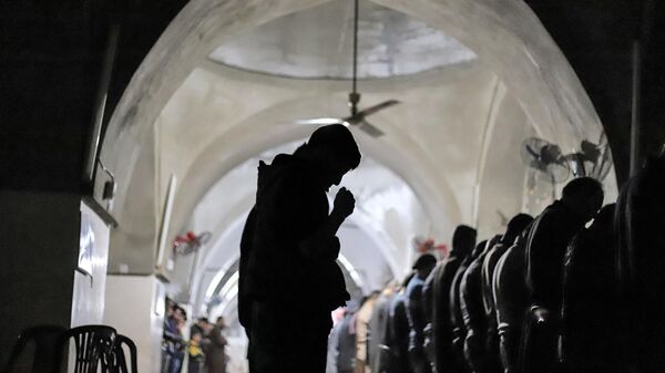 Верующие-мусульмане совершают первую вечернюю молитву перед началом поста в первую ночь священного месяца поста Рамадан в северо-западной сирийской провинции Идлиб - Sputnik Узбекистан