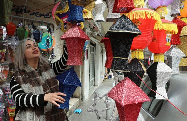 Женщина выбирает украшения, готовясь к началу месяца Рамадан. Бейрут, Ливан.  - Sputnik Узбекистан