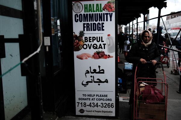 Мусульманское общество в Бруклине, Нью-Йорк, раздает продукты нуждающимся в преддверии месяца Рамадан.  - Sputnik Узбекистан