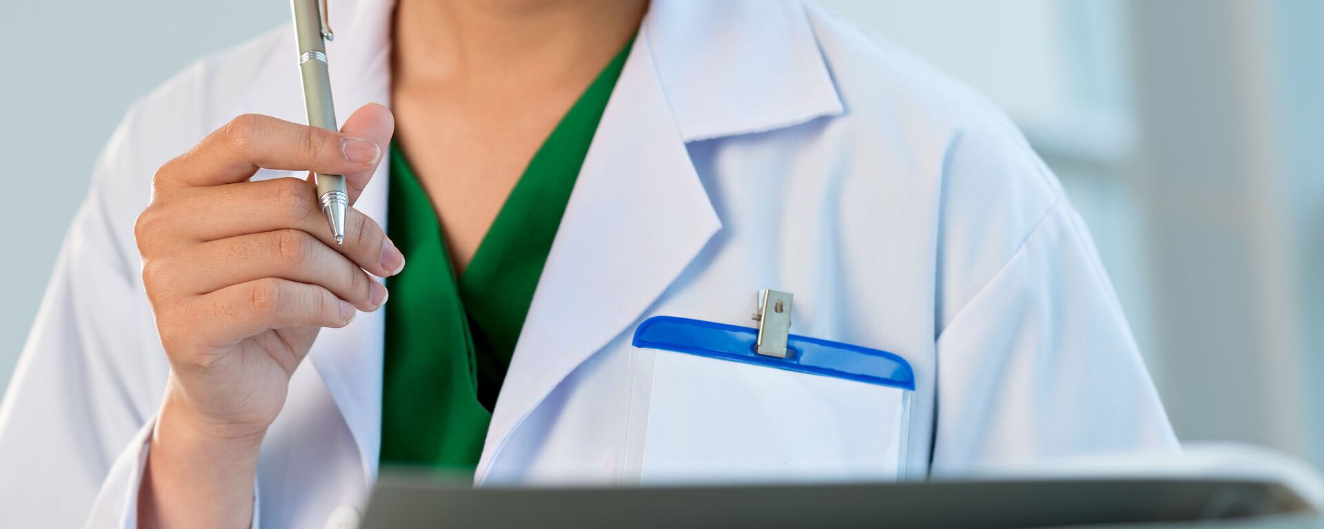 Врач выписывает рецепт - Sputnik Ўзбекистон, 1920, 13.11.2025