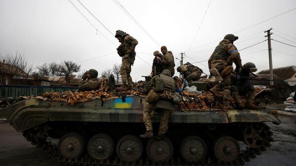 Украинские военные на БТР в украинском городе Буча - Sputnik Узбекистан