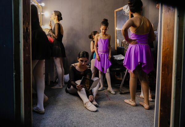 Учащиеся Академии балета перед выступлением. - Sputnik Узбекистан