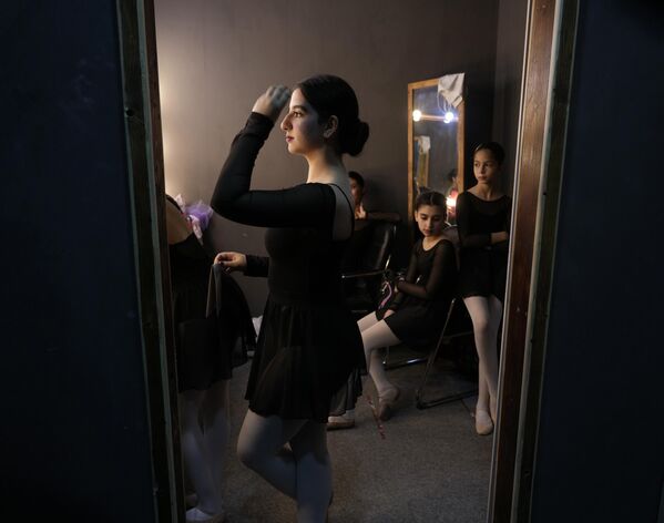 Иракская балерина готовится к выходу на сцену. - Sputnik Узбекистан