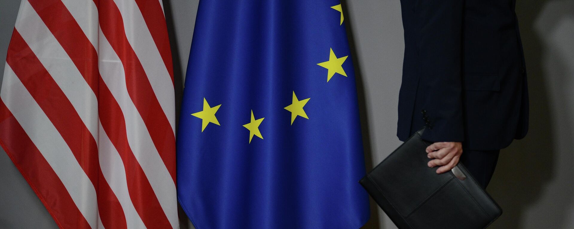 Флаги США и ЕС, архивное фото - Sputnik Ўзбекистон, 1920, 08.01.2026