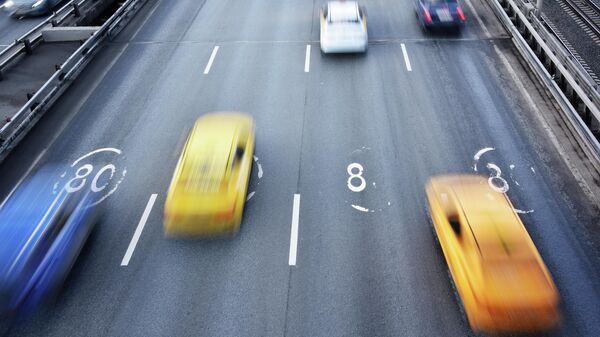 Автомобили едут по участку Третьего транспортного кольца в Москве с ограничением скорости 80 км/ч. - Sputnik Ўзбекистон