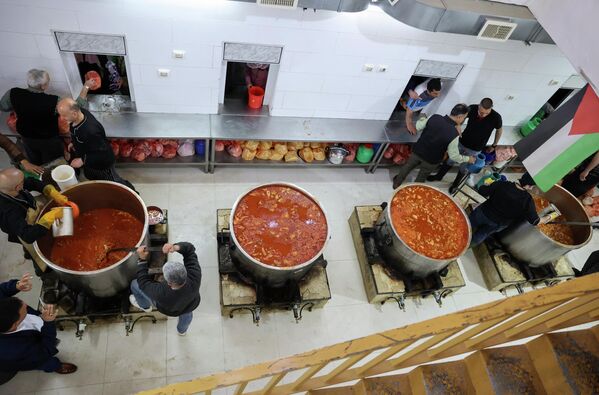 Приготовление бесплатного ужина для нуждающихся семей в Хевроне, Палестина. - Sputnik Узбекистан