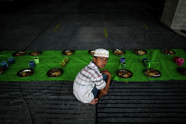 Верующий перед накрытым столом для ифтара в мечети города Янгон, Мьянма. - Sputnik Узбекистан